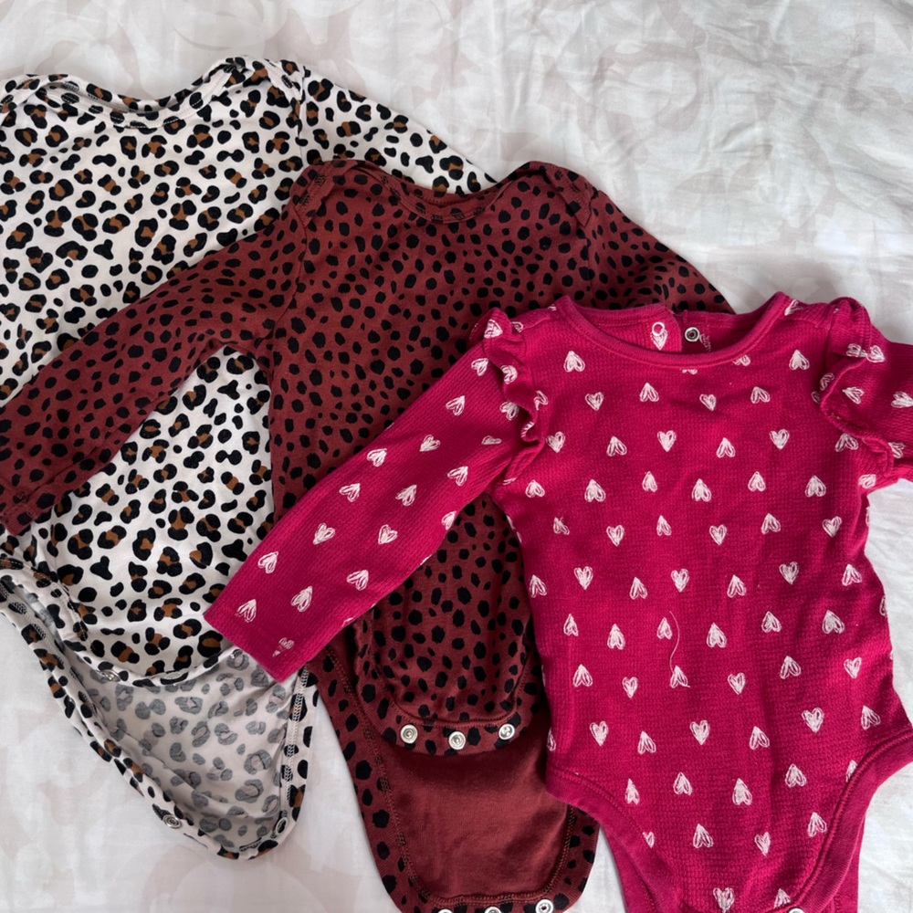 🌻3/25$ Set of 3 baby girl leopard print onesies 6-9 months